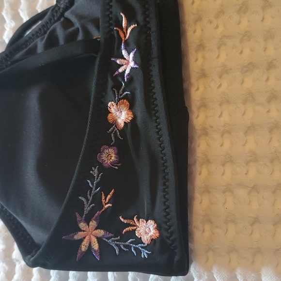 Bikini - Picture 4 of 7